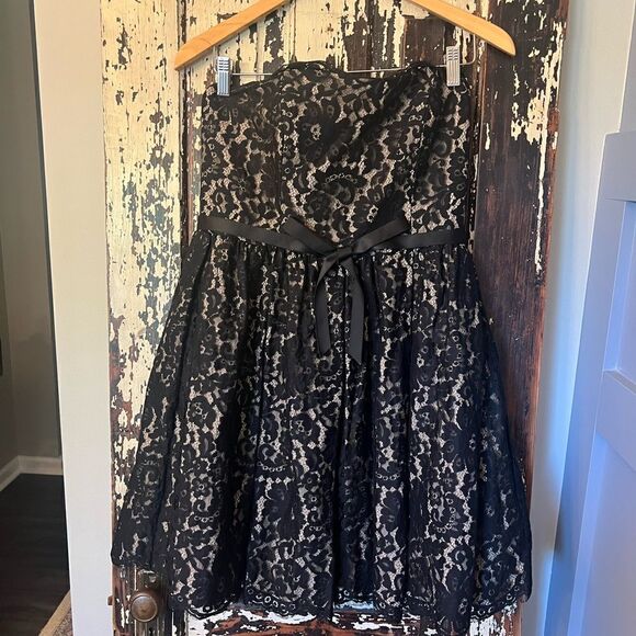Gorgeous Neiman Marcus x Robert Rodriquez for Target Lace Cocktail Dress. 10. - Picture 1 of 10